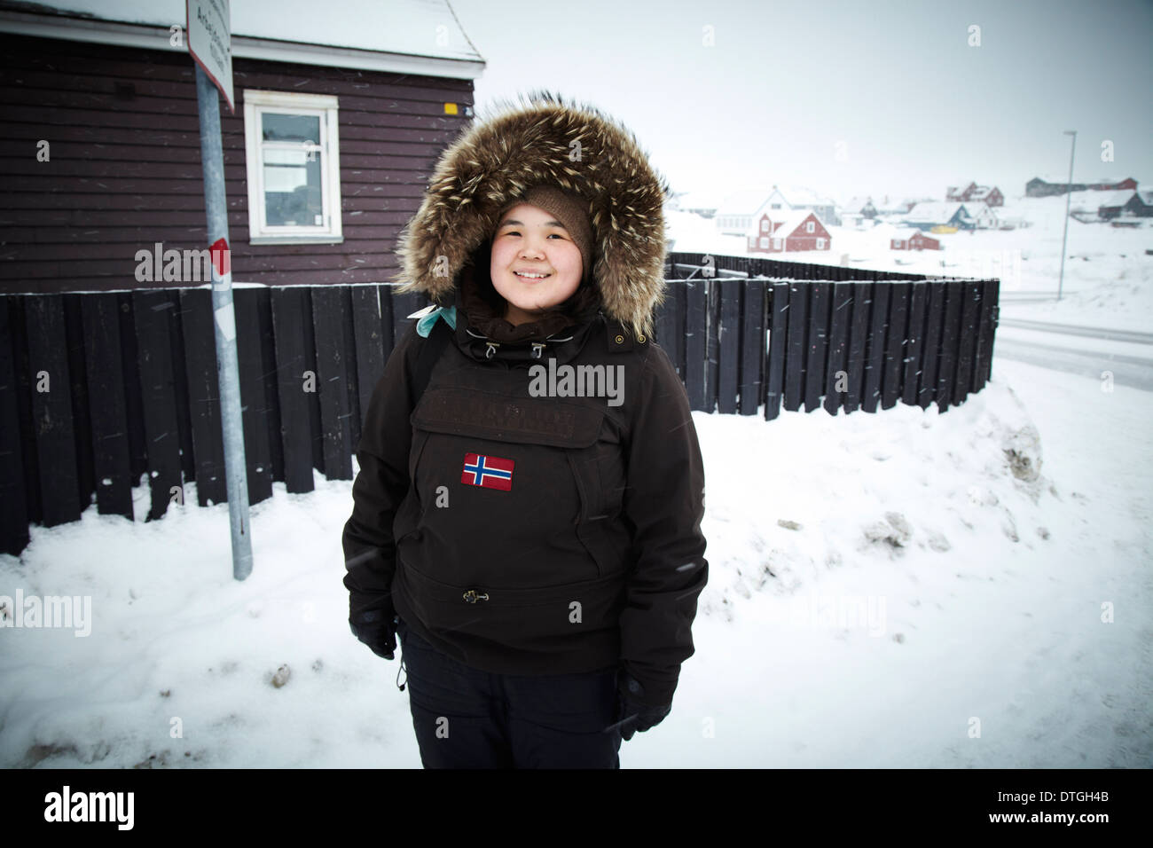 Ein junger Inuit Mädchen warten auf den Bus in Nuuk Mitte. Stockfoto