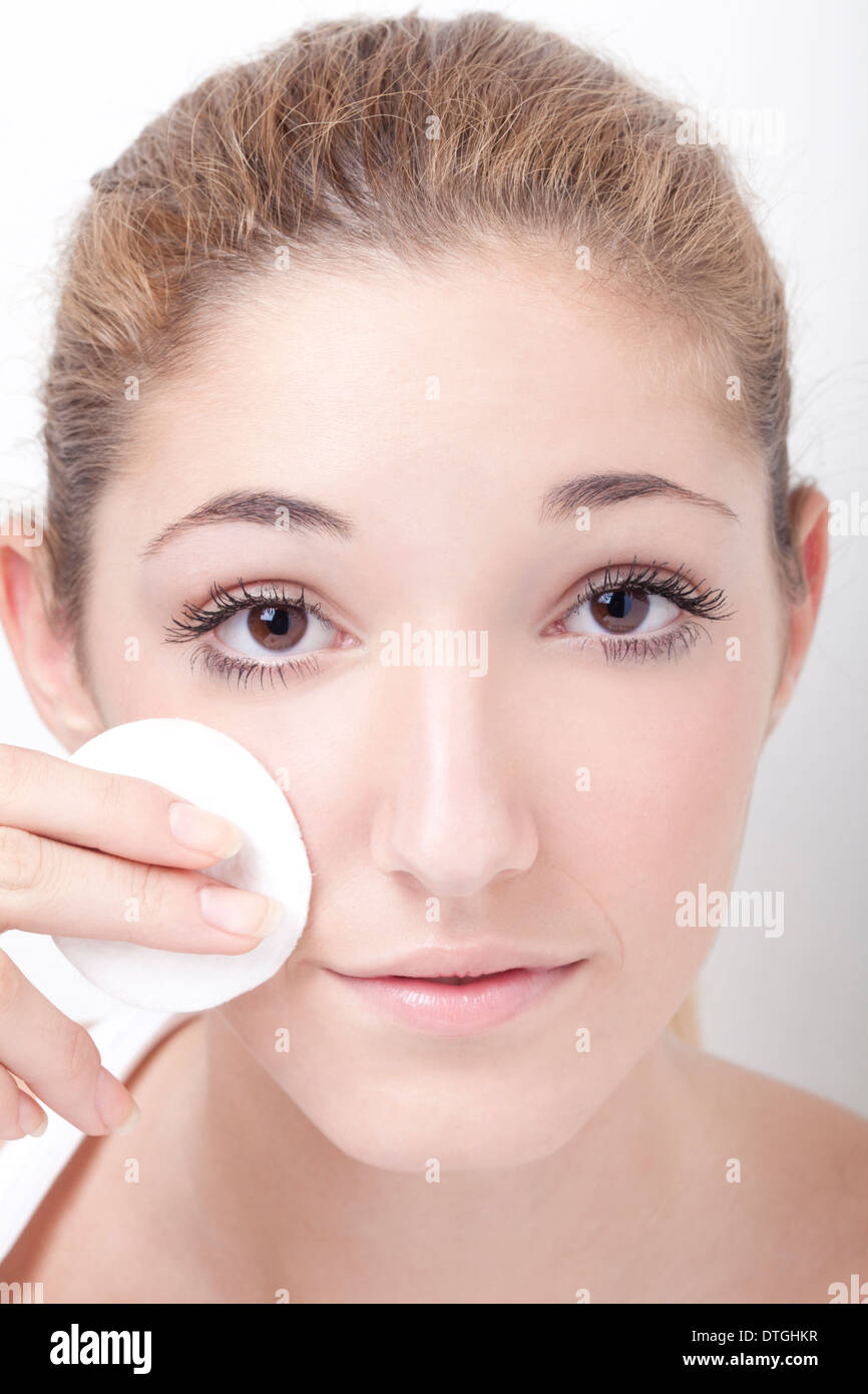 Teenager-Mädchen Rmoving make-up Stockfoto