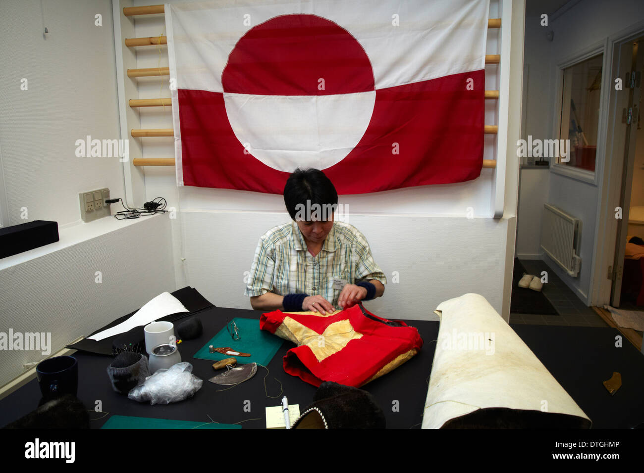 Eine Inuit-Frauen arbeiten in einer Kleiderfabrik für grönländische Kunsthandwerk Stockfoto
