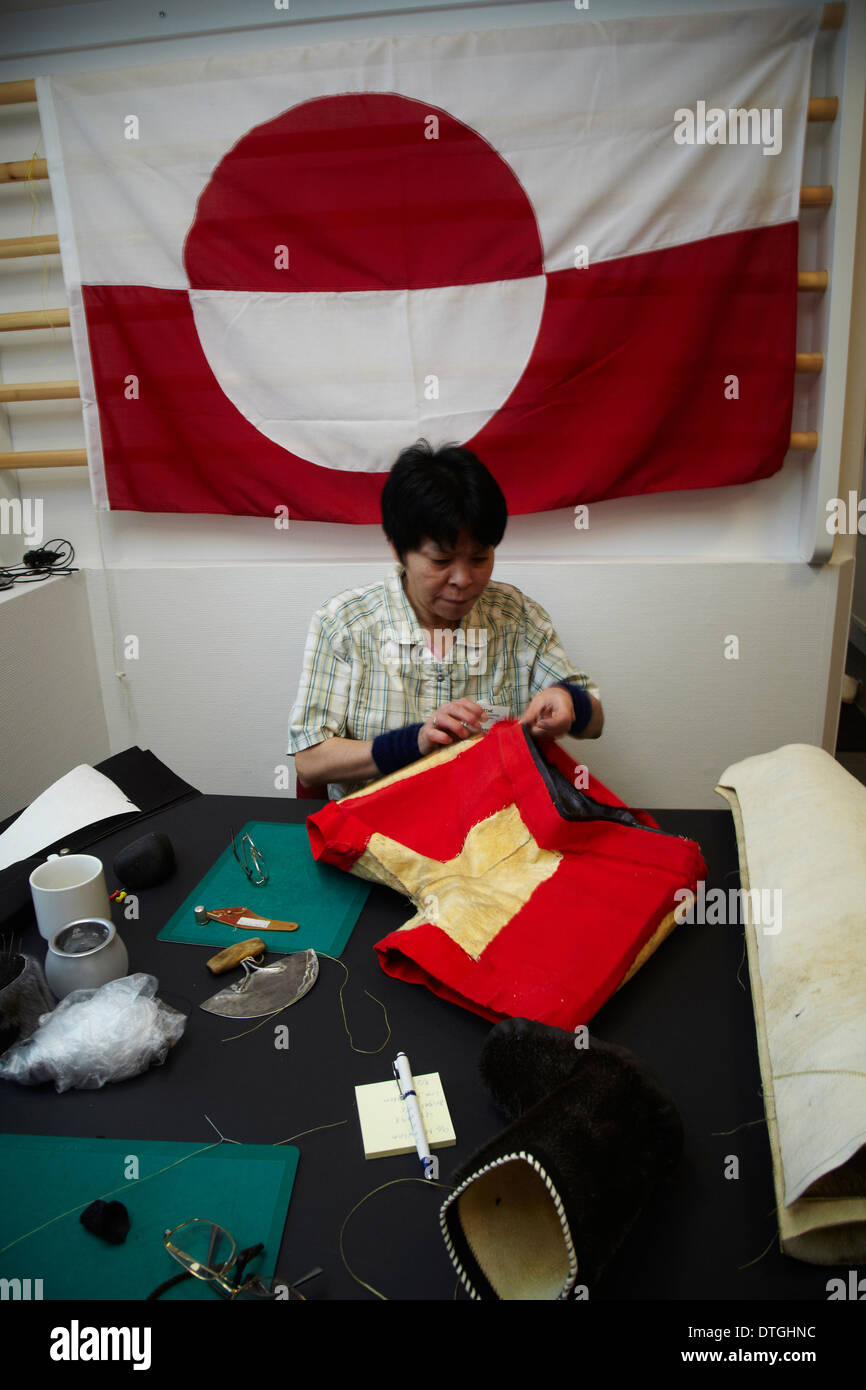 Eine Inuit-Frauen arbeiten in einer Kleiderfabrik für grönländische Kunsthandwerk Stockfoto