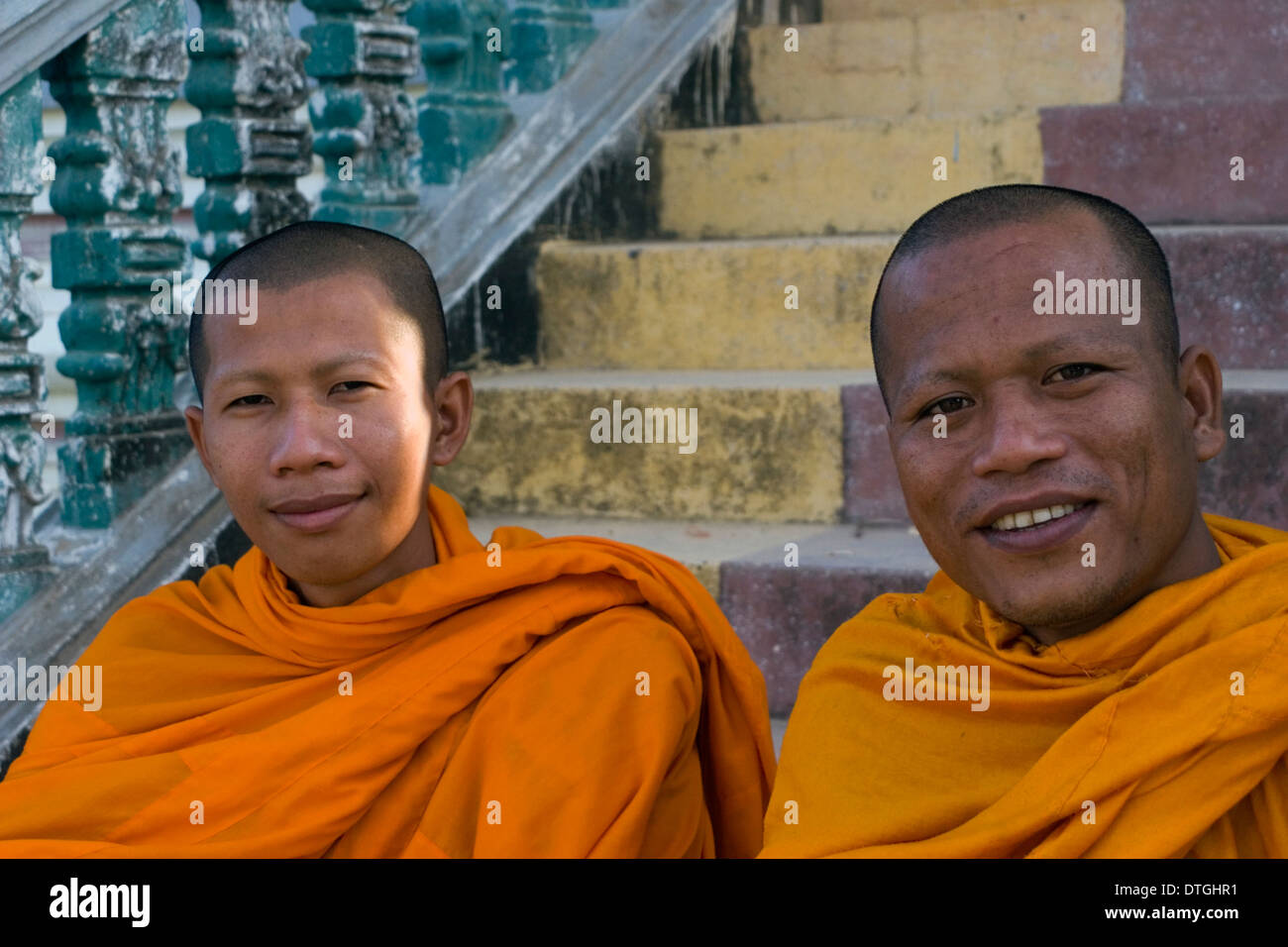 Zwei buddhistische Mönche orange Safron Roben tragen ihren Tag in einem buddhistischen Tempel in Stung Treng Kambodscha genießen. Stockfoto