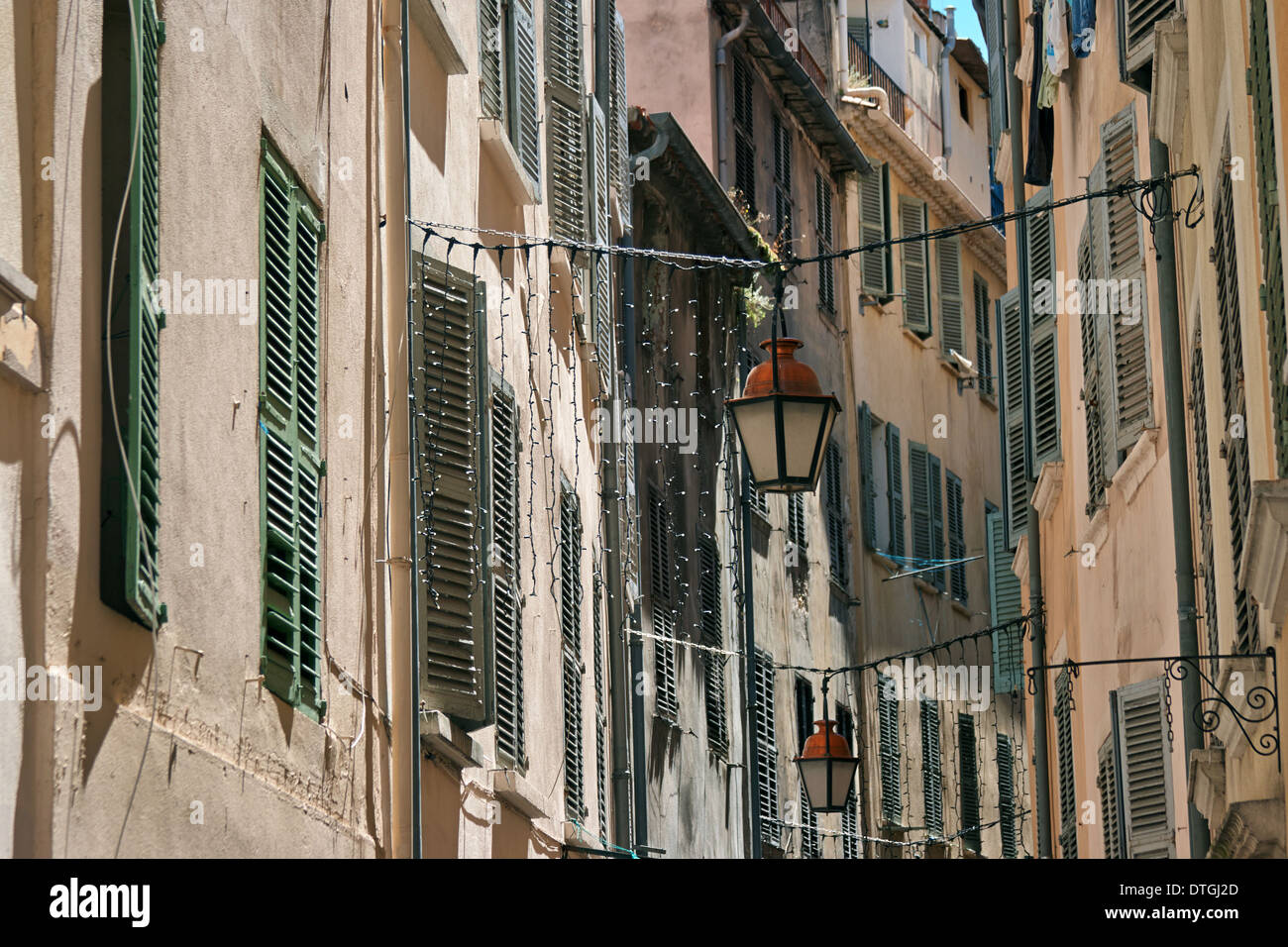 Laternen hängen auf einer schmalen Straße der französischen Altstadt Stockfoto