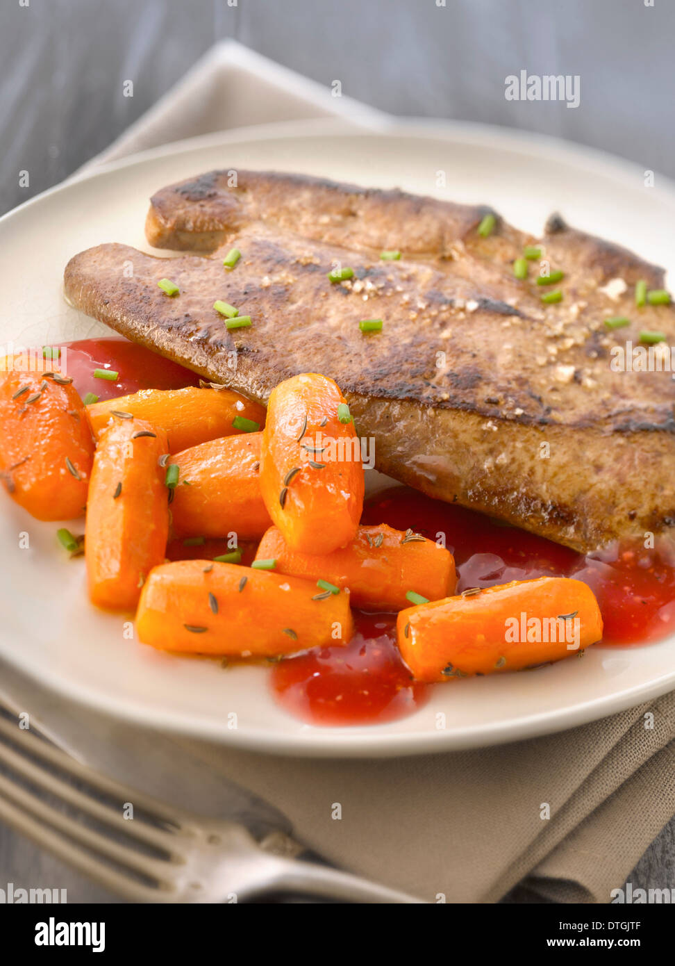 Kalbsleber mit Himbeer Vinaigar Sauce und Karotten mit Kreuzkümmel Stockfoto