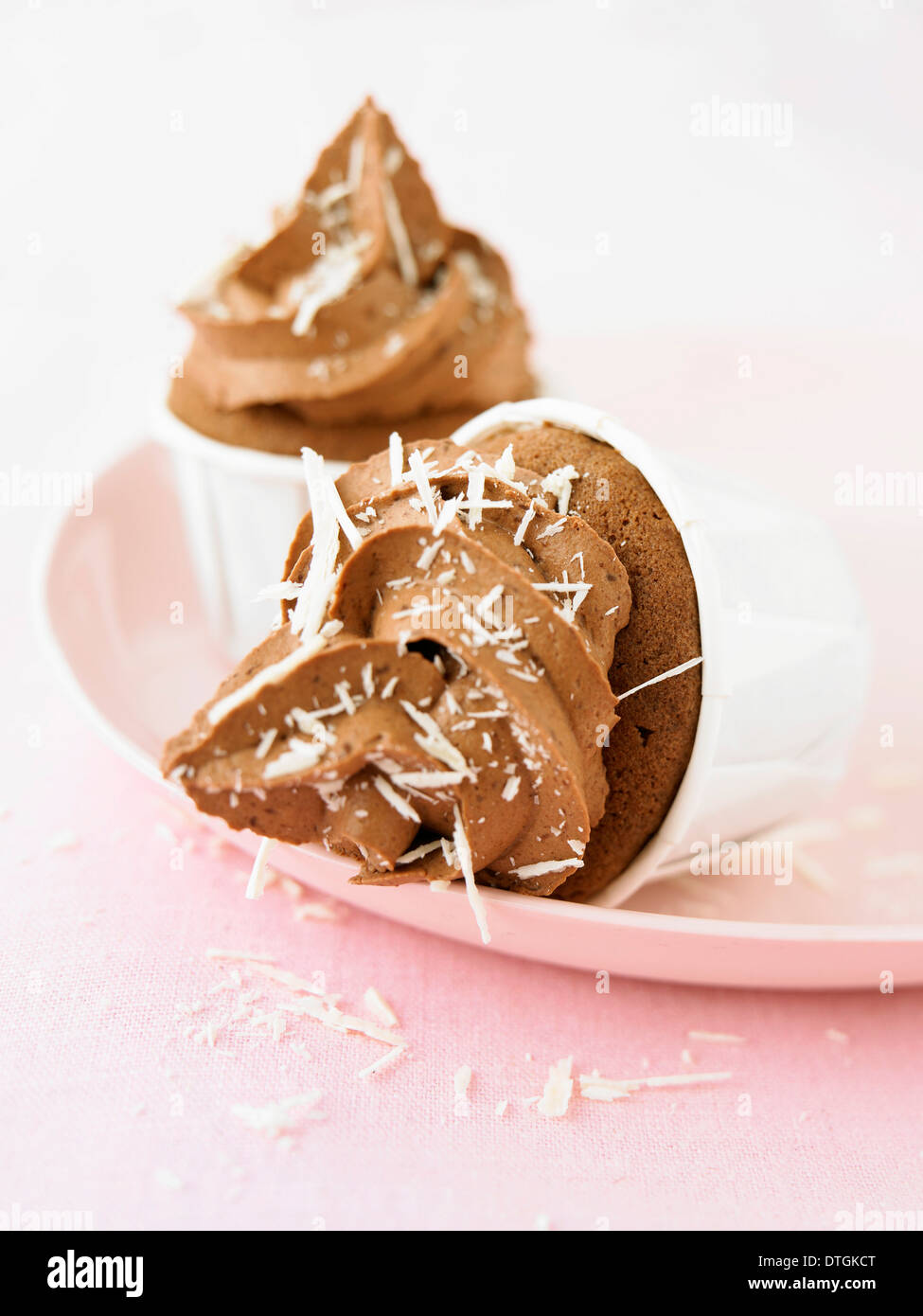 Schokoladentörtchen mit weißen Schokoladenflocken Stockfoto