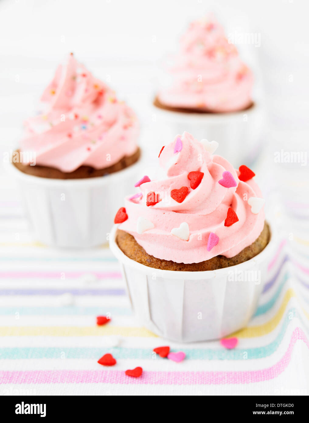 Muffins mit Erdbeer-topping Stockfoto