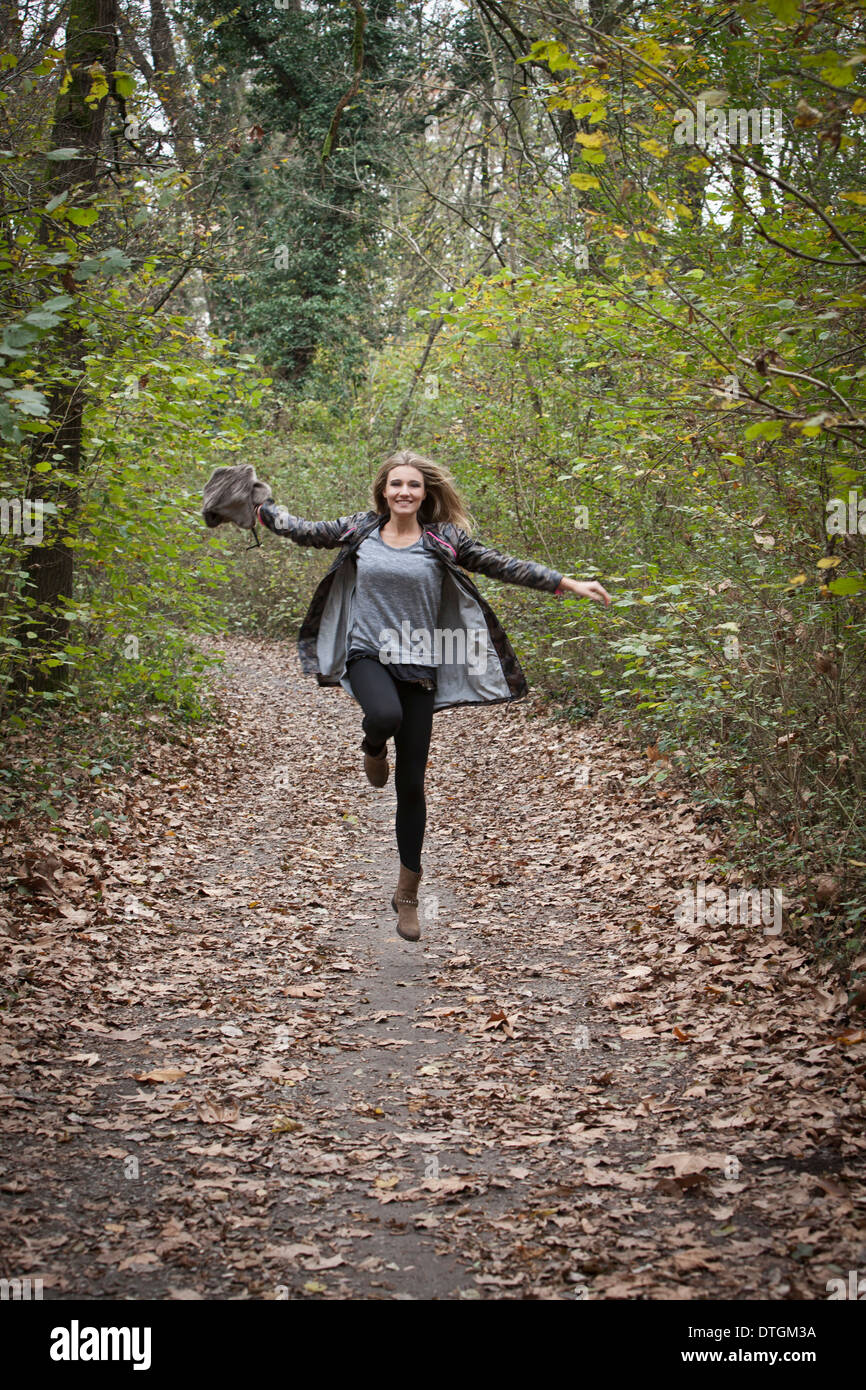 Frau im Wald springen Stockfoto