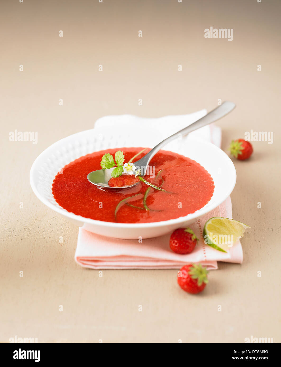 Erdbeer-Suppe mit Limonensaft und Honig Stockfoto