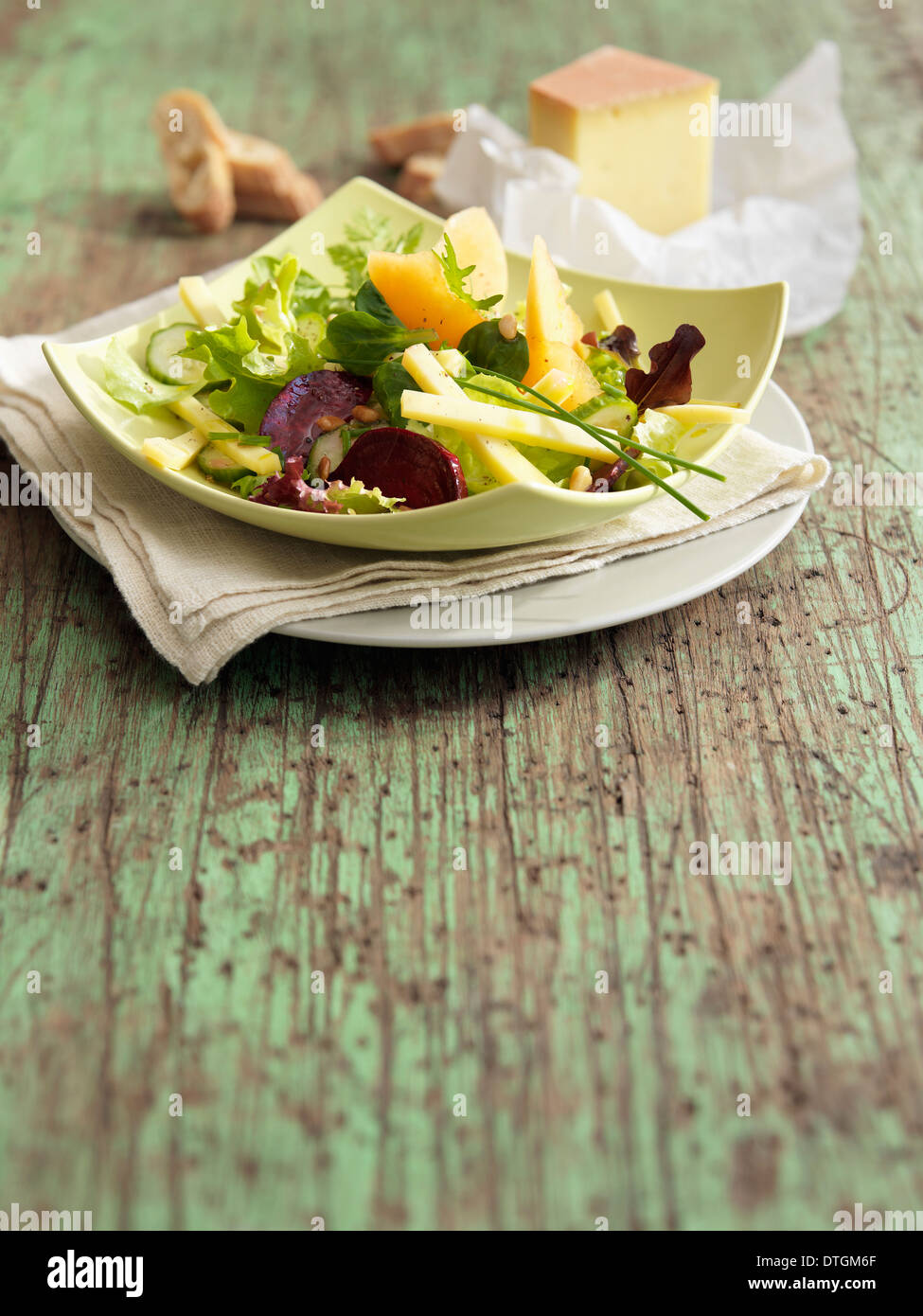Melone, rote Beete und Abondance-Käse-Salat Stockfoto