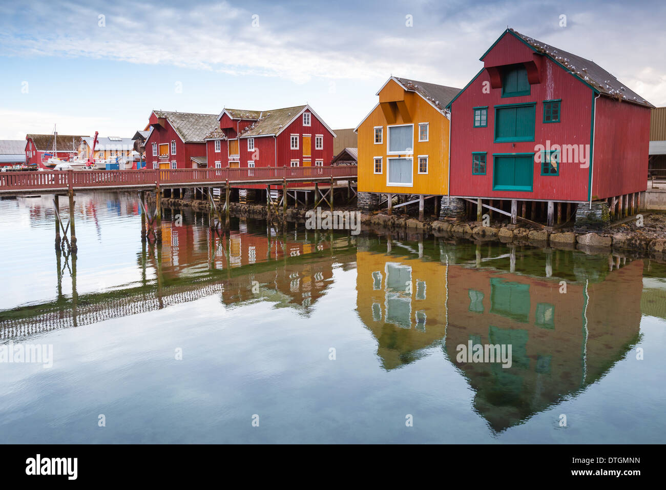 Rote und gelbe Holzhäuser im norwegischen Küstenfischerei Dorf Stockfoto