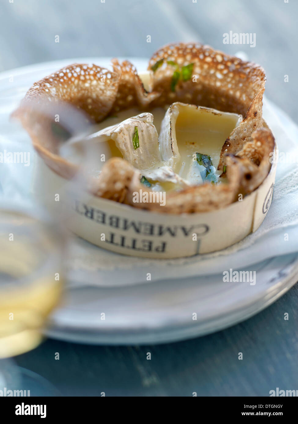 Buchweizen Pfannkuchen mit Geschmolzener Camembert Stockfoto