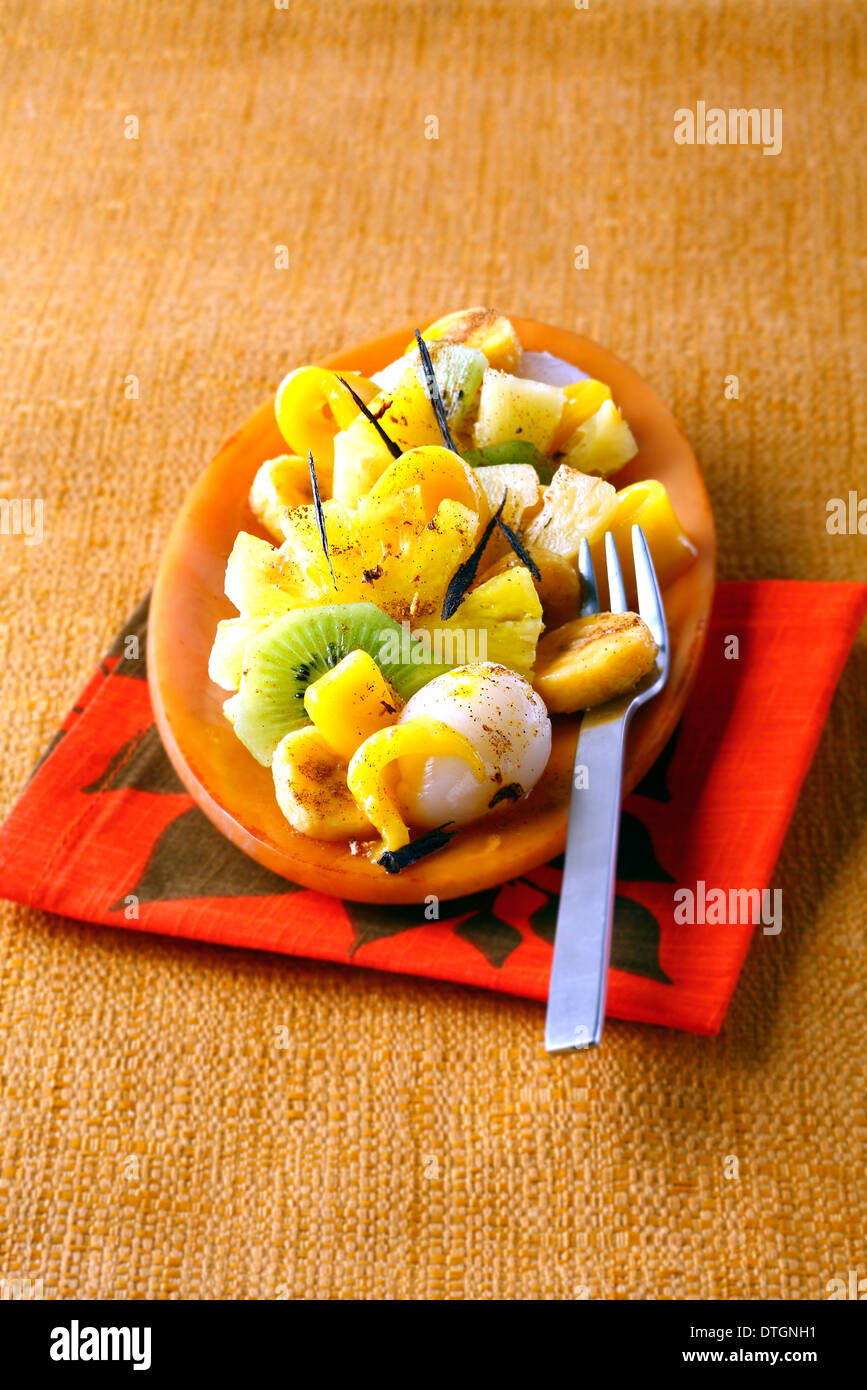 Exotischer Fruchtsalat mit milden Gewürzen Stockfoto