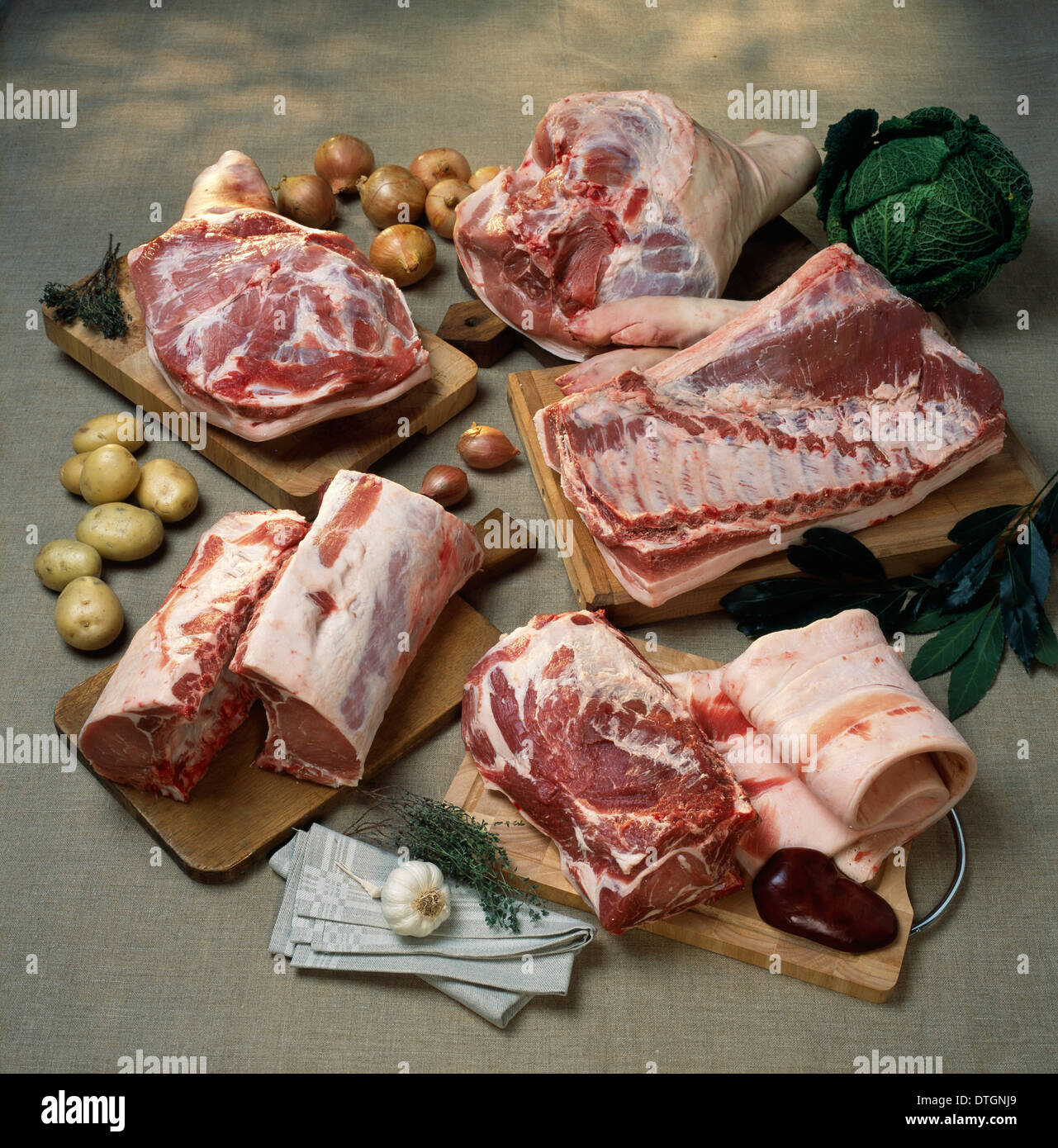 Stücke von rohem Schweinefleisch Stockfoto