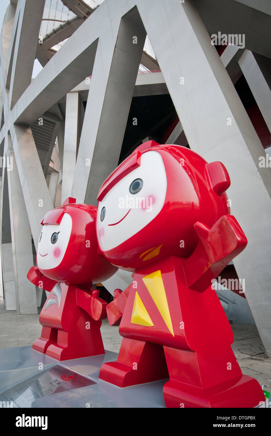 Maskottchen vor National Stadium auch bekannt als das Vogelnest in Chaoyang District, Beijing, China Stockfoto