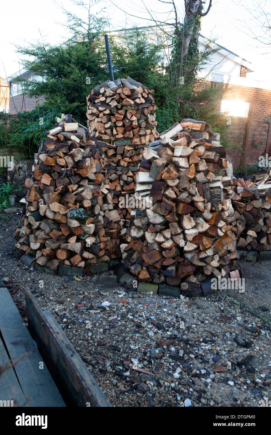 Großen Haufen Feuerholz in Kains austrocknen angeordnet. Stockfoto