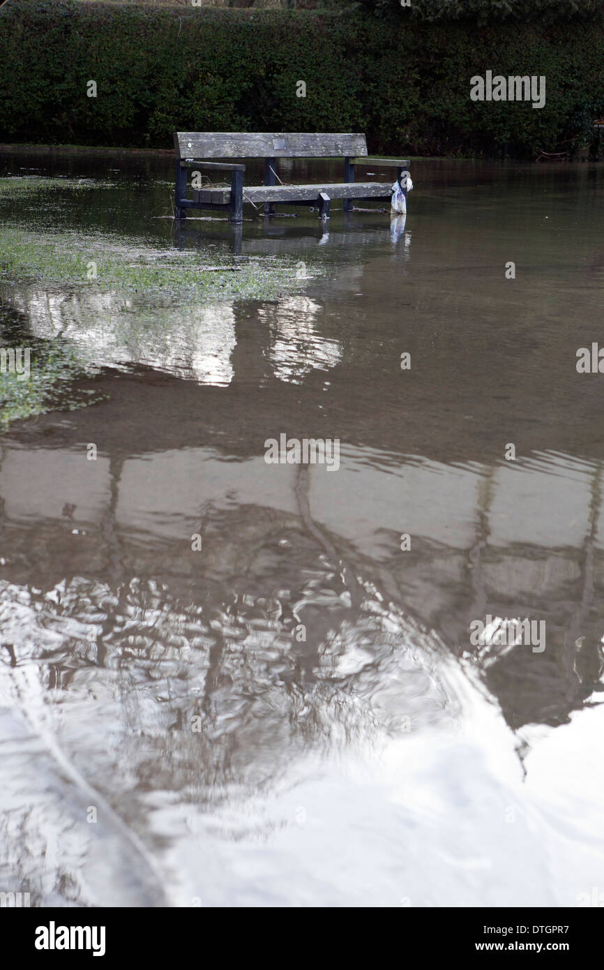Wanderweg mit einzelnen Parkbank unter Hochwasser von der Themse, Goring, Berkshire überflutet. Stockfoto