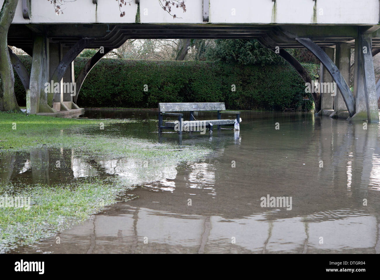 Wanderweg mit einzelnen Parkbank unter Hochwasser von der Themse, Goring, Berkshire überflutet. Stockfoto