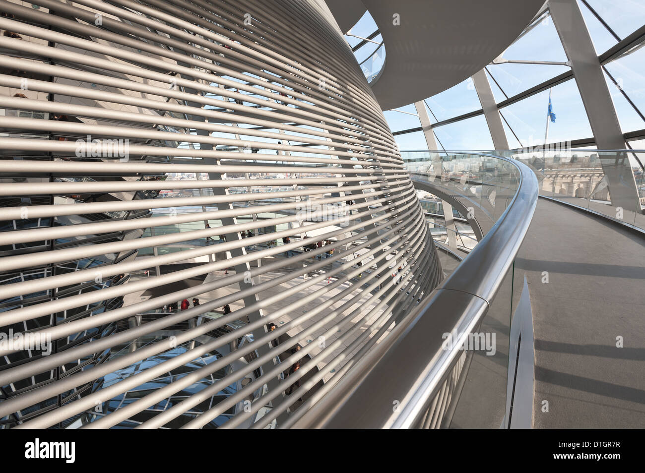 Blick auf die Spirale Kuppelumgang Glas und Spiegel über dem Plenarsaal des Parlaments am Reichstag in Berlin tiefstehende Sonnenwinkel diskutieren Stockfoto