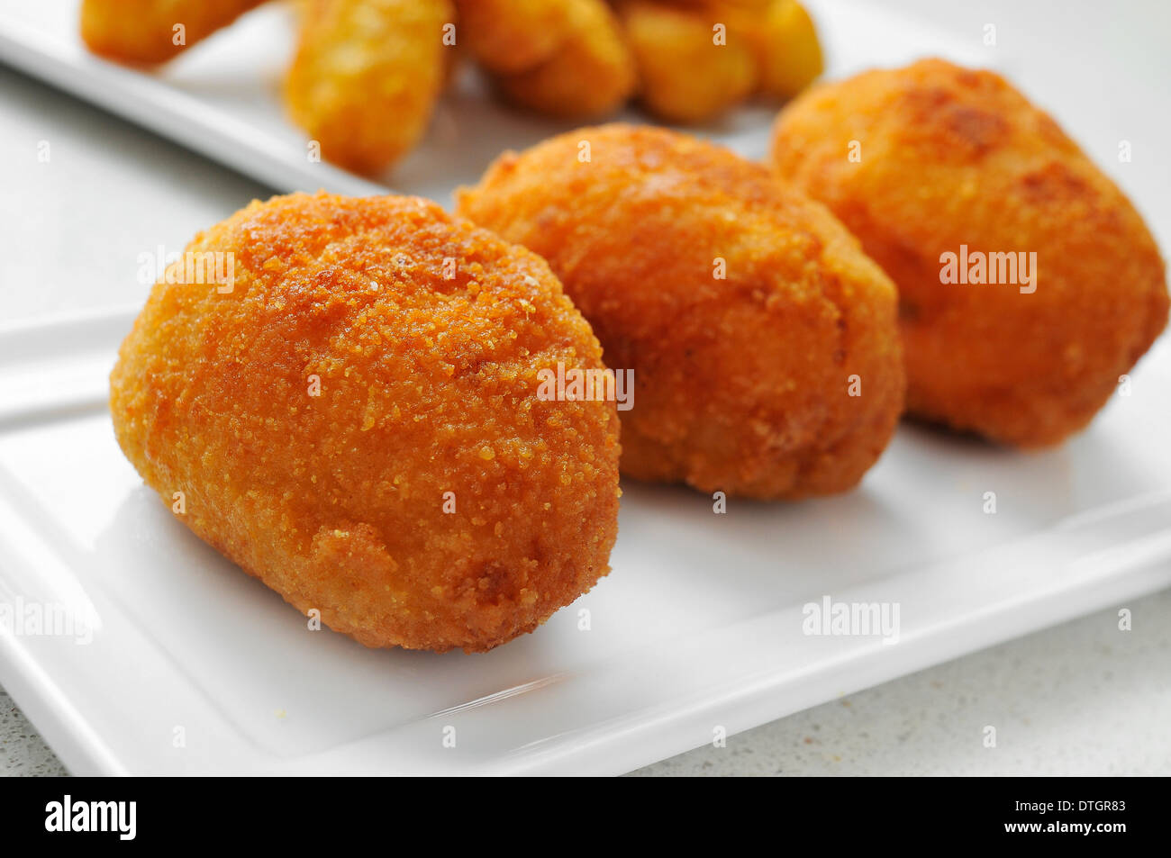 Nahaufnahme einer Platte mit Croquetas, spanische Kroketten auf einem gedeckten Tisch Stockfoto