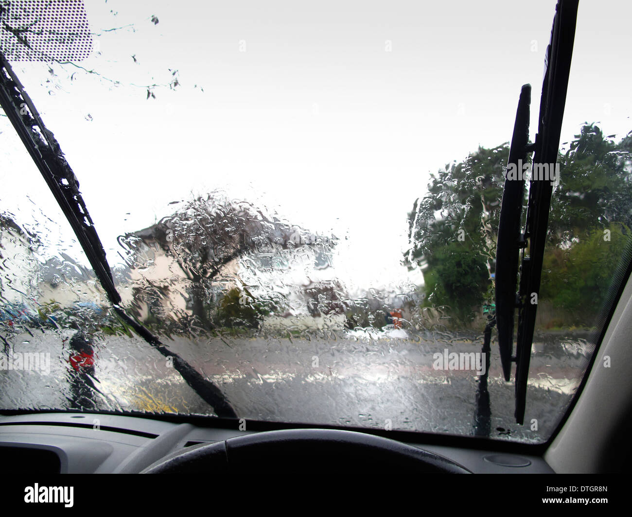 Sicht durch Regen durchnässt Auto Windschutzscheibe Stockfoto
