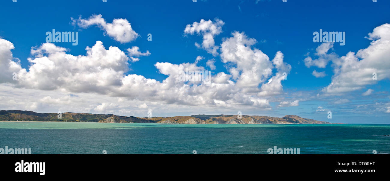 Küstenlandschaft mit Cumulus-Wolken, in der Nähe von Mahia, Mahia Peninsula, Hawkes Bay Region, Nordinsel, Neuseeland Stockfoto