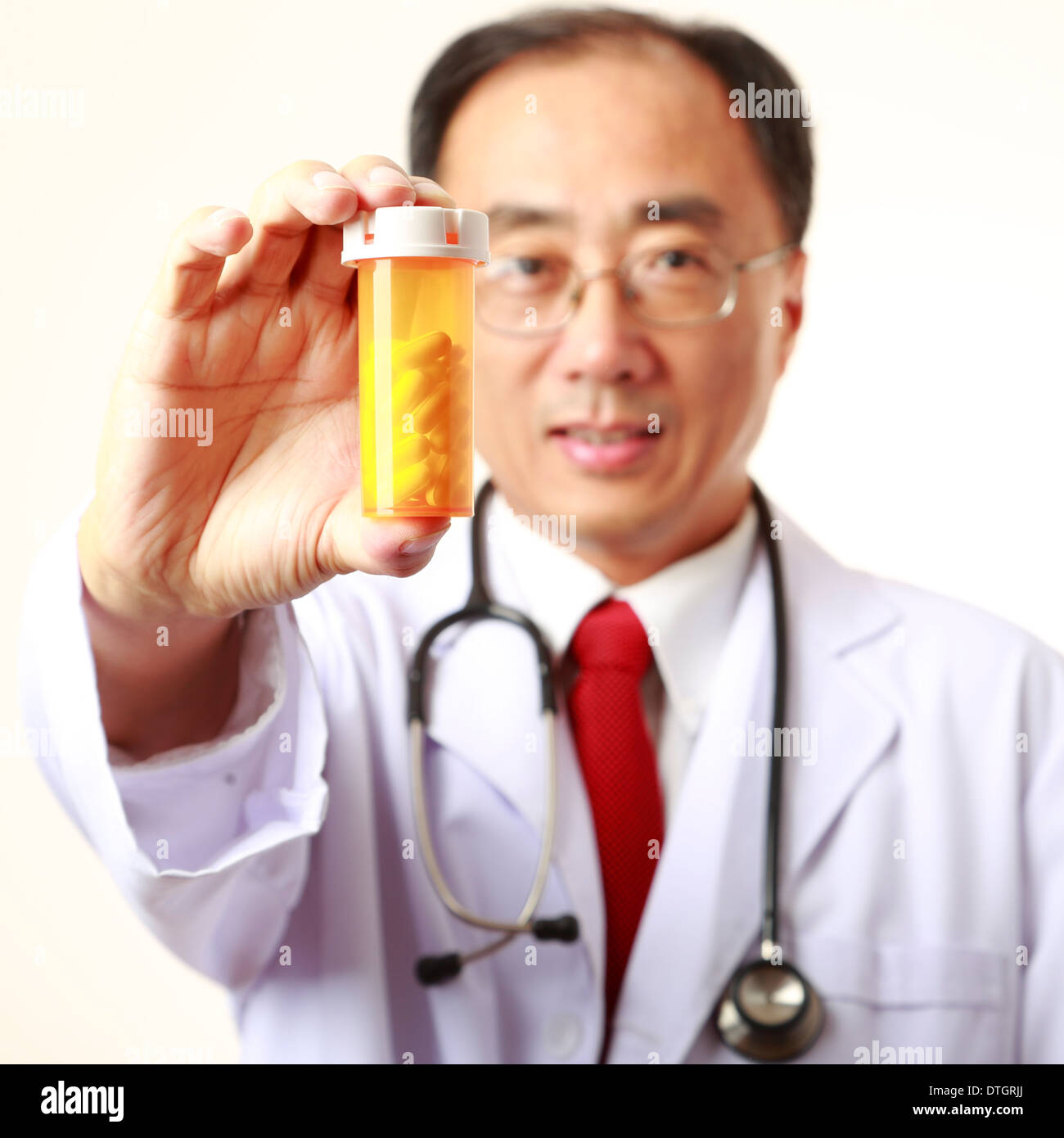 Asiatischen männlichen Arzt mit verschreibungspflichtigen Medikamenten Stockfoto