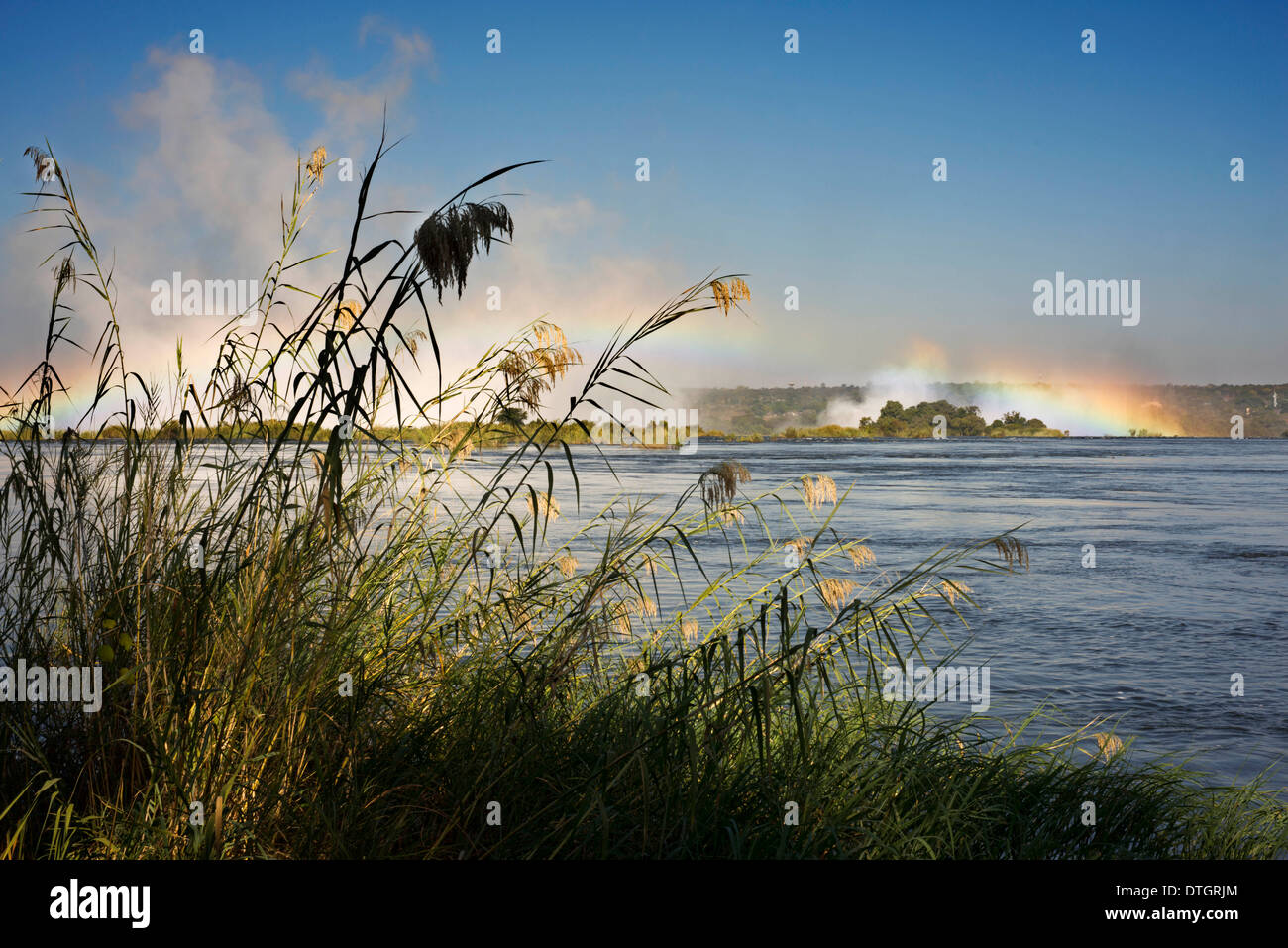 Blick auf den Victoria-Wasserfällen.  Victoria Falls ist eine der zwei UNESCO-Welterbestätten auf dem Sambesi Fluss. Unsere lokalen Viktoriafälle Stockfoto