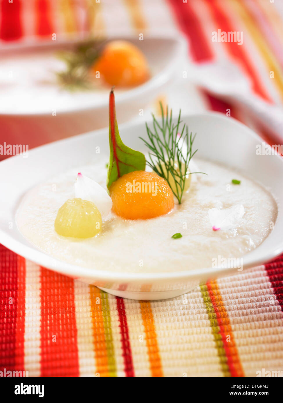 Ajoblanco mit Melone, Trauben, Knoblauch, Brot und Olivenöl Stockfoto