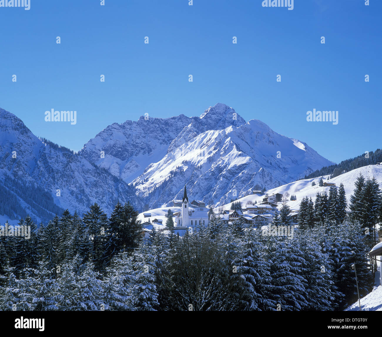 Stadtbild von Hirschegg, Großer Widderstein Berg im Rücken, Kleinwalsertal, Allgäuer Alpen, Vorarlberg, Österreich Stockfoto