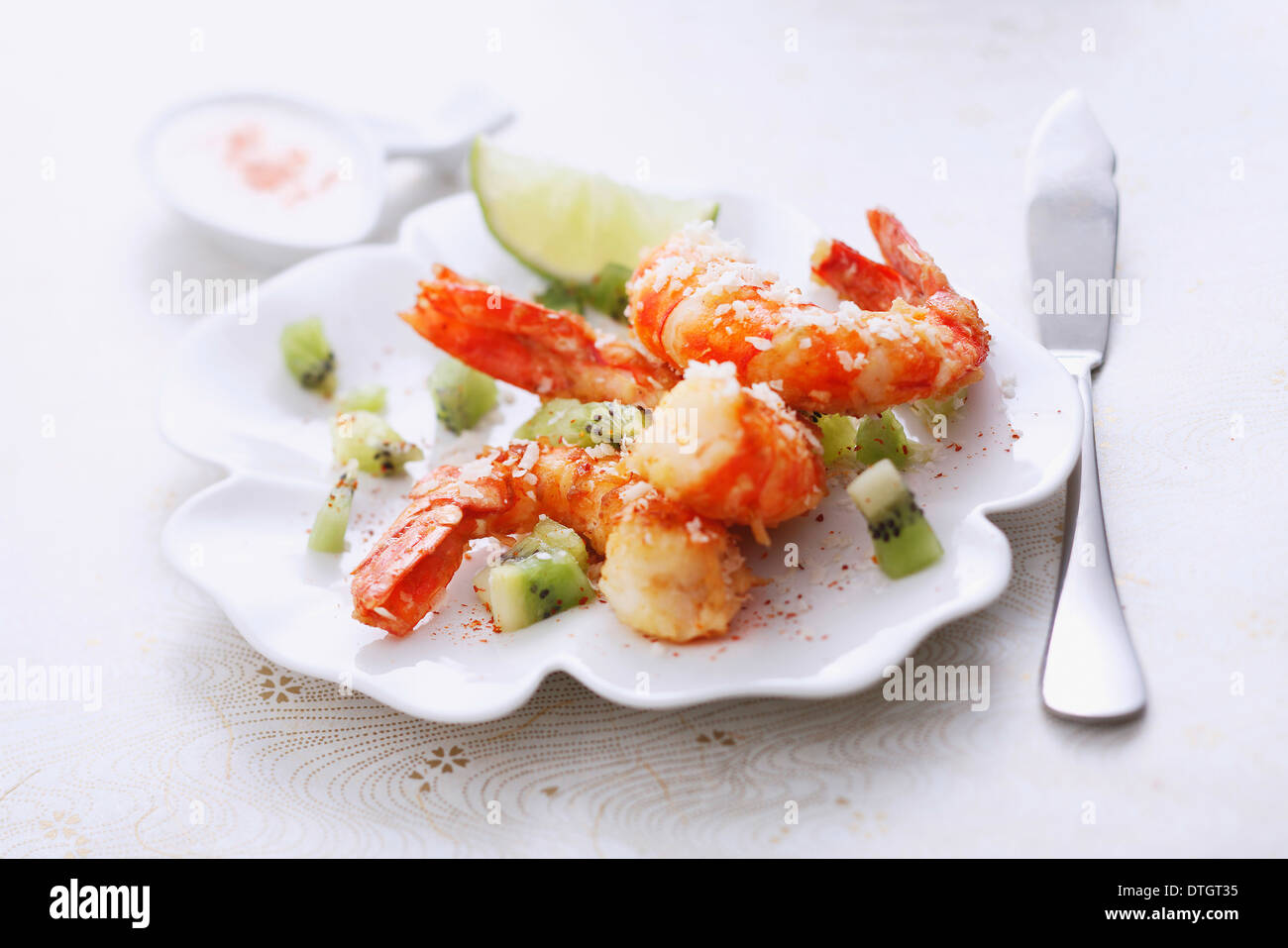 Gambas mit Kokosraspeln beschichtet und Kiwis gewürfelt Stockfoto