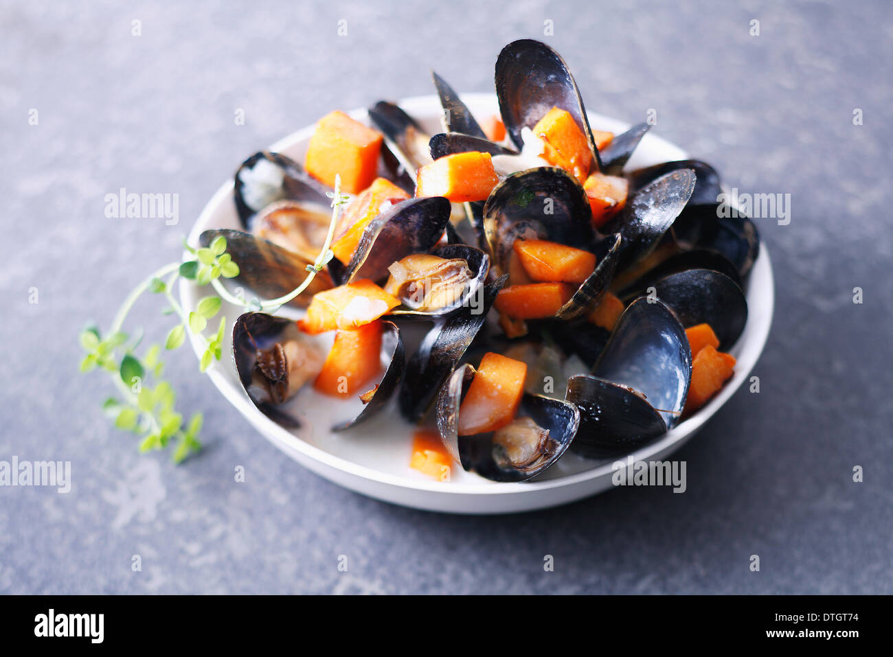 Muscheln mit süßen Kartoffeln und Zitrusfrüchte-sauce Stockfoto