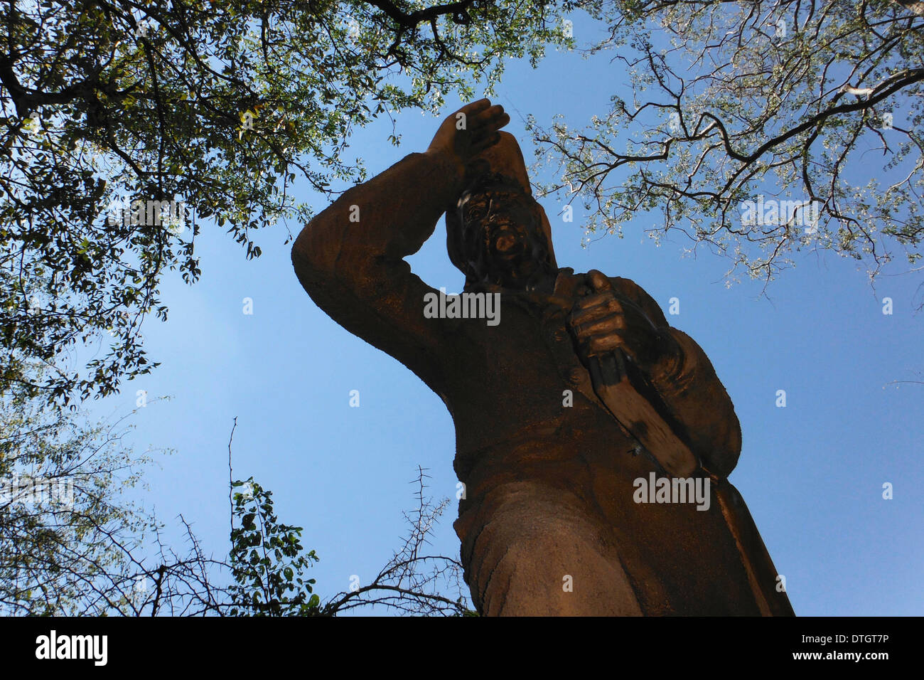 Dr. David Livingstone-Statue am Rande der Victoria-Fälle. Mosi-Oa-Tunya – das Rauchen, dass Donner – der lokale Name für die Stockfoto