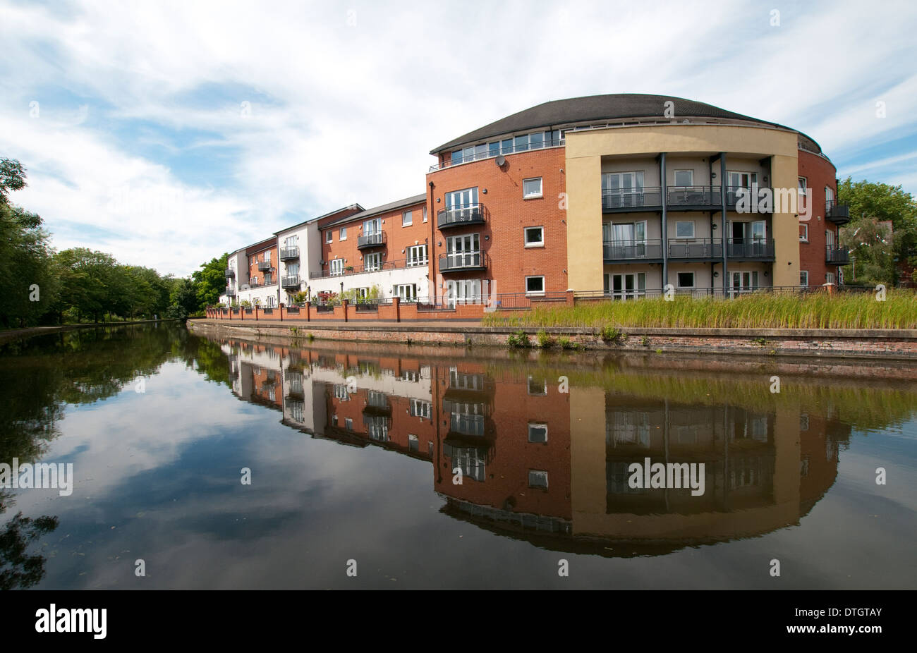 Moderne Apartments spiegelt sich in den Kanal in der Stadt Nottingham, Nottinghamshire, England UK Stockfoto