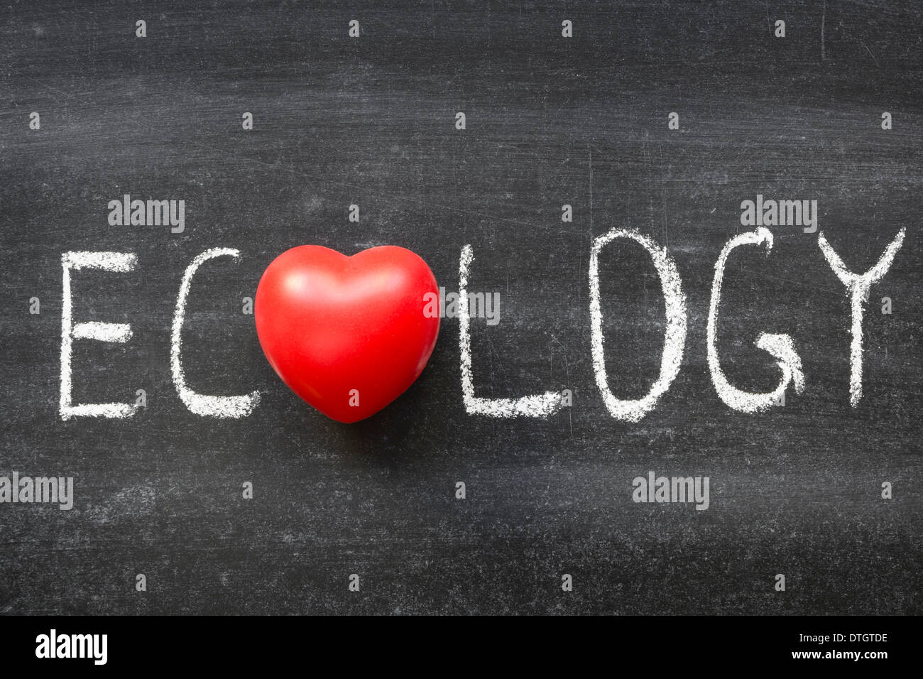 Ökologie-Wort handschriftlich auf Tafel mit Herzsymbol stattdessen O Stockfoto
