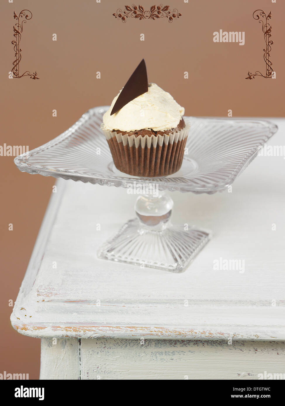 Schoko-Haselnuss-Kuchen mit Vanille topping Stockfoto