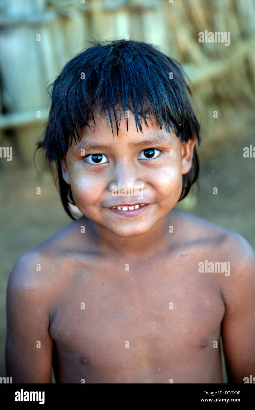 Junge der Xavantes Menschen, Porträt, in dem Dorf Ureré in der Nähe von Sangradouro, Primavera Leste, Mato Grosso, Brasilien Stockfoto