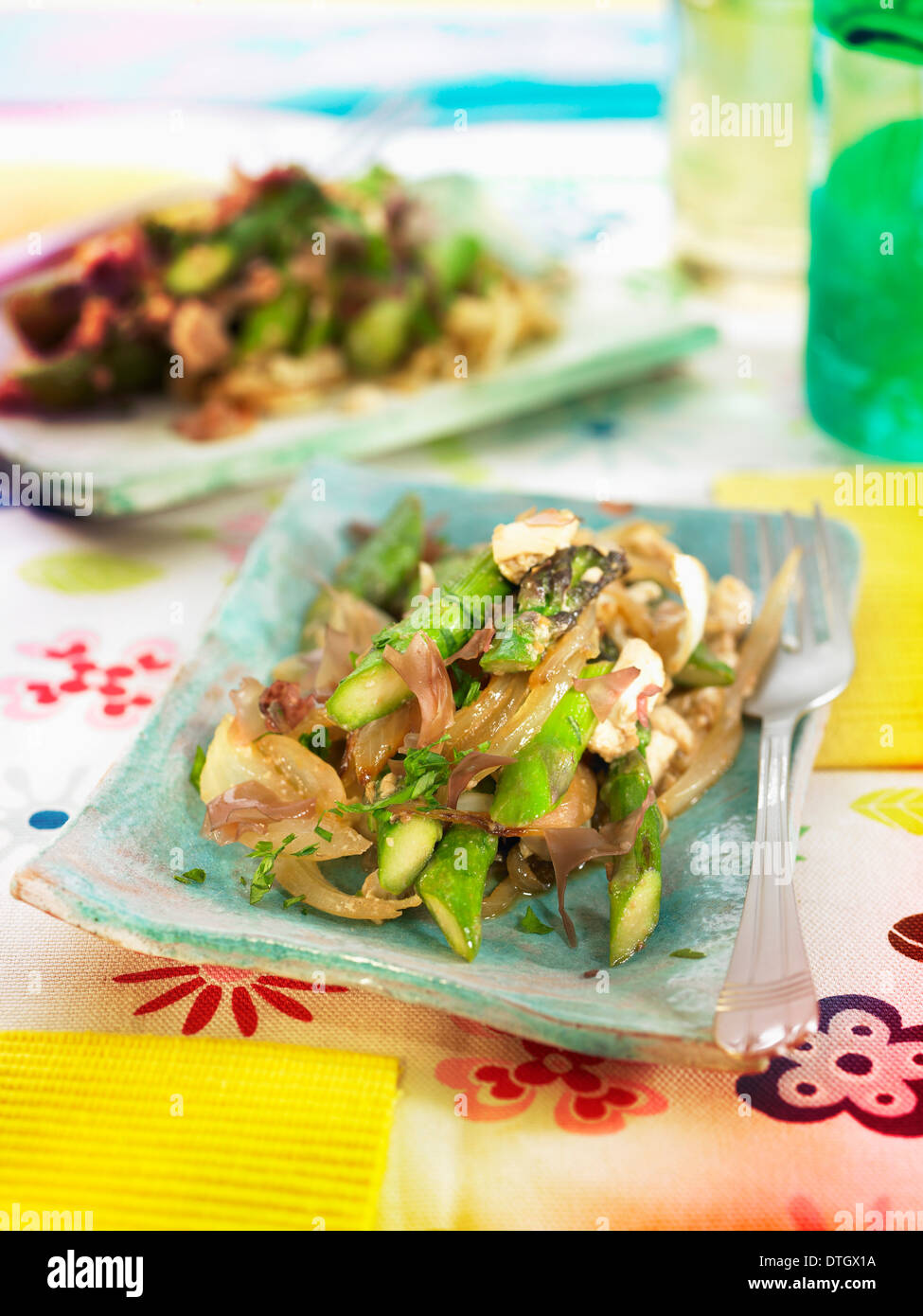 Grüner Spargel, Rotalgen Seweed, Zwiebeln und Tofu Salat mit Miso und Basilikum Stockfoto