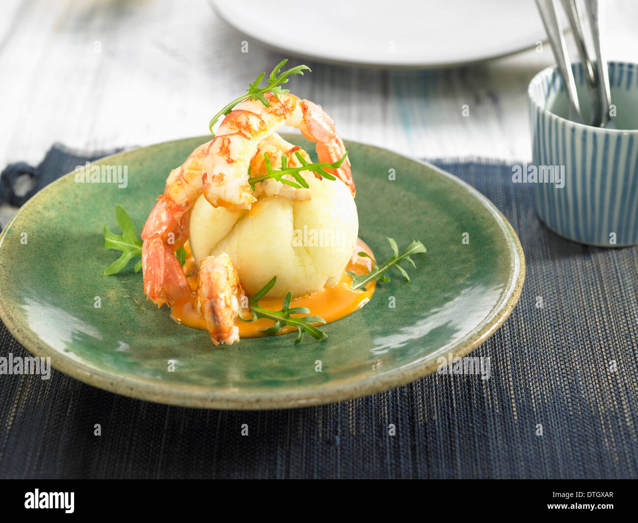 Kleine Kartoffel-Brioche mit Gambas, cremige Tomaten und Cognacsauce Stockfoto