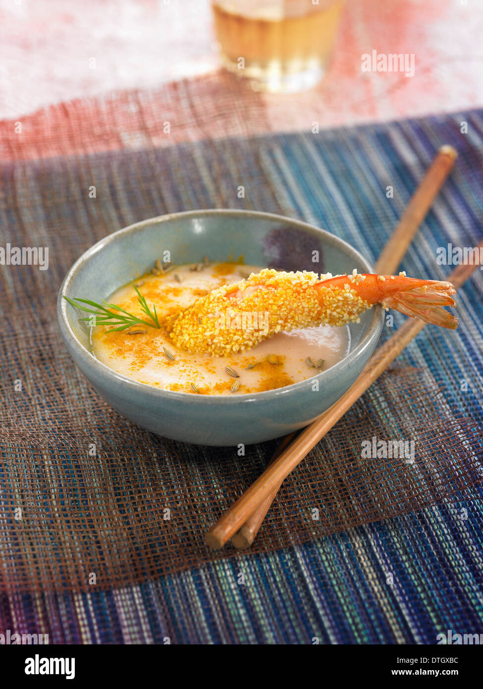 Creme Weiße Bohnensuppe mit einer gebratenen Gambas in gesundessen Samen beschichtet Stockfoto