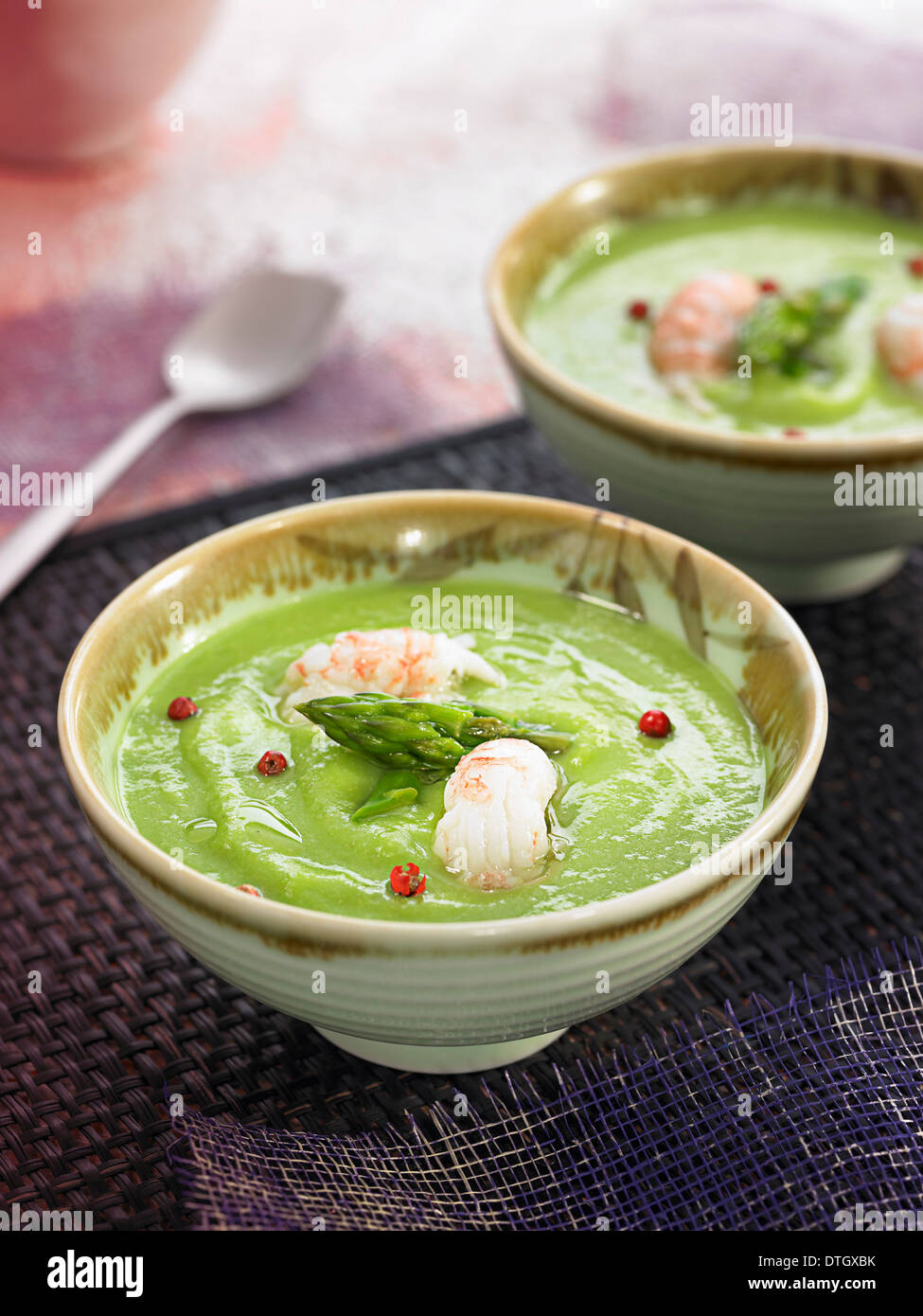 Erbsen und grüne Aspragus Suppe mit Dublin Bay Garnelen Stockfoto
