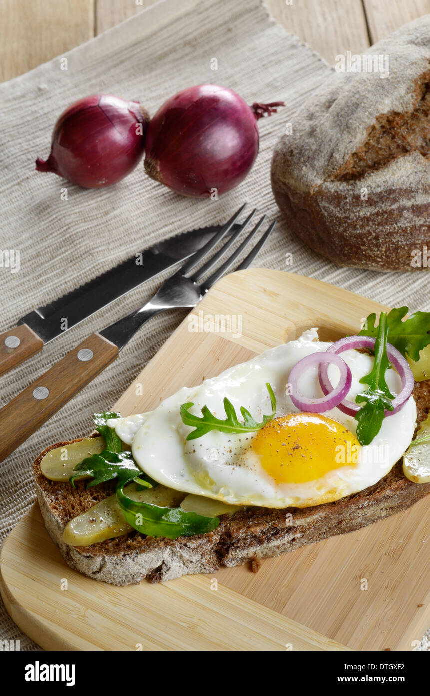 Spiegelei und grünen öffnen Sie Sandwich auf dem Brett geschnitten Stockfoto