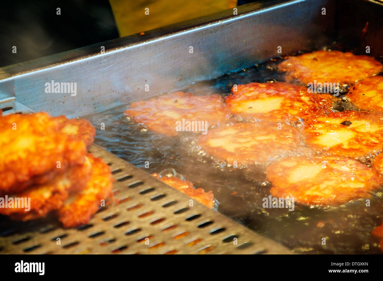 Kartoffel Krapfen in einen Automaten Stand auf einem Weihnachtsmarkt gekocht wird Stockfoto