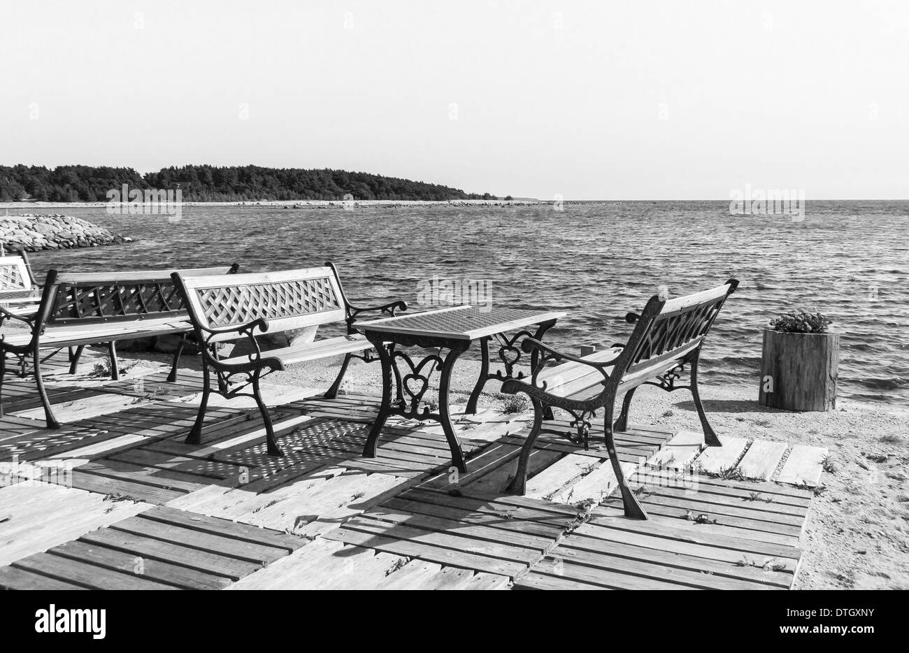 Große Sitze und Tisch in der Nähe von Meer im Sommer Stockfoto