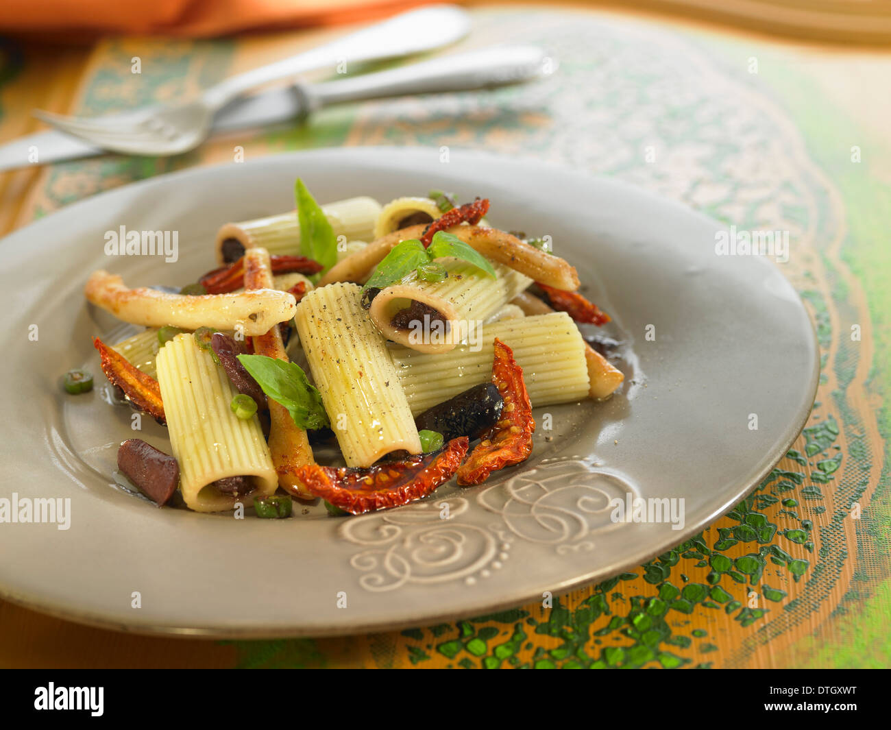 Macaronis gefüllt mit Rahmspinat Oliven, getrockneten Tomaten und Messermuscheln Stockfoto