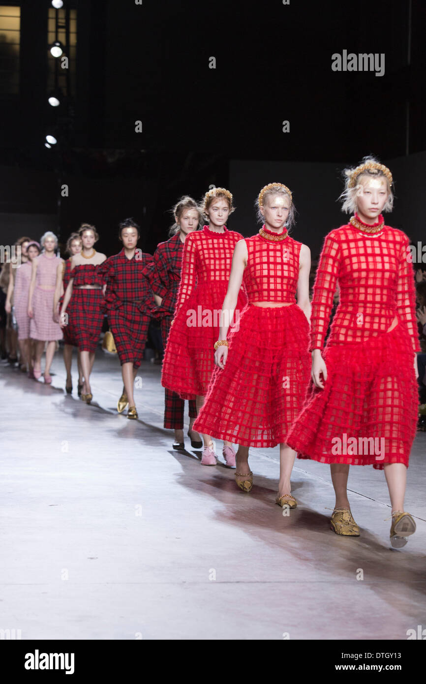 18. Februar 2014, London, England, UK. Modelle laufen die Start-und Landebahn bei Simone Rocha Show während der London Fashion Woche AW14 in der Topshop zeigen Raum/Tate Modern. Bildnachweis: CatwalkFashion/Alamy Live-Nachrichten Stockfoto