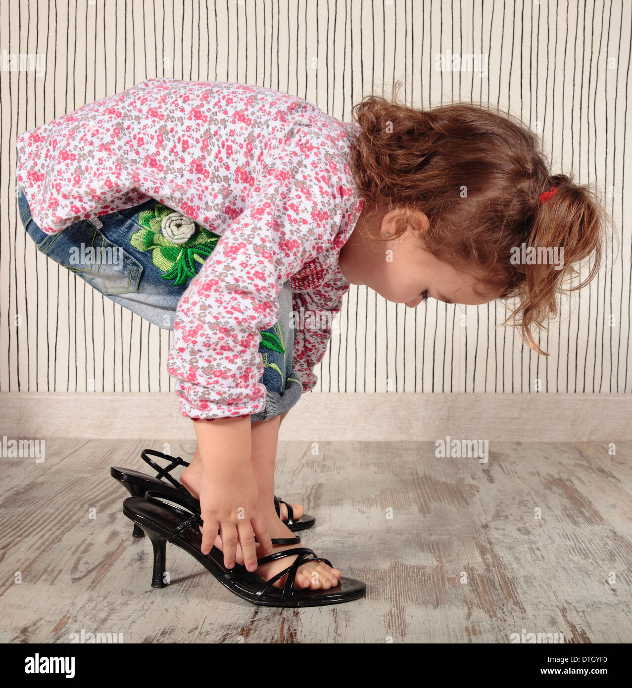 ein kleines Mädchen mit Mama Schuhe Stockfoto