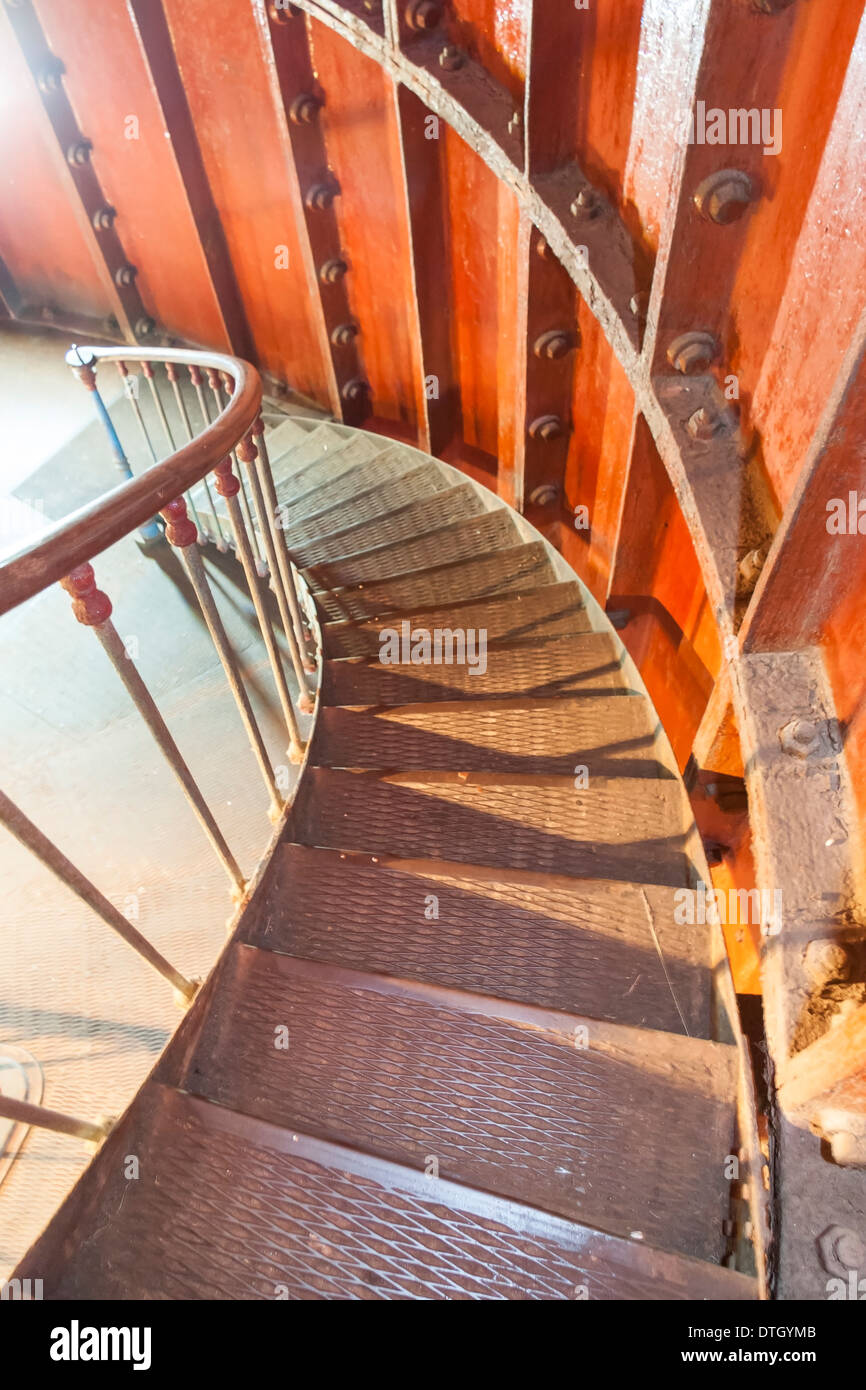 Metallschraube Treppe im inneren Zimmer "rot" Stockfoto