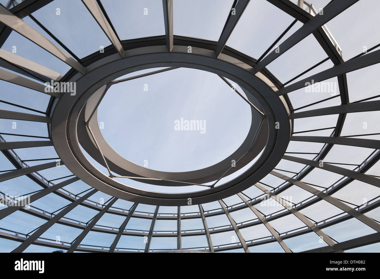 Blick auf die Spirale Kuppelumgang Glas und Spiegel über dem Plenarsaal des Parlaments am Reichstag in Berlin tiefstehende Sonnenwinkel diskutieren Stockfoto