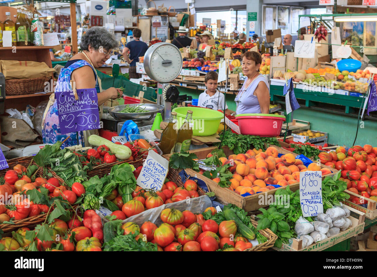 Marktstand mit Obst und Gemüse in der Markthalle von San Remo, Ligurien, Italien Stockfoto