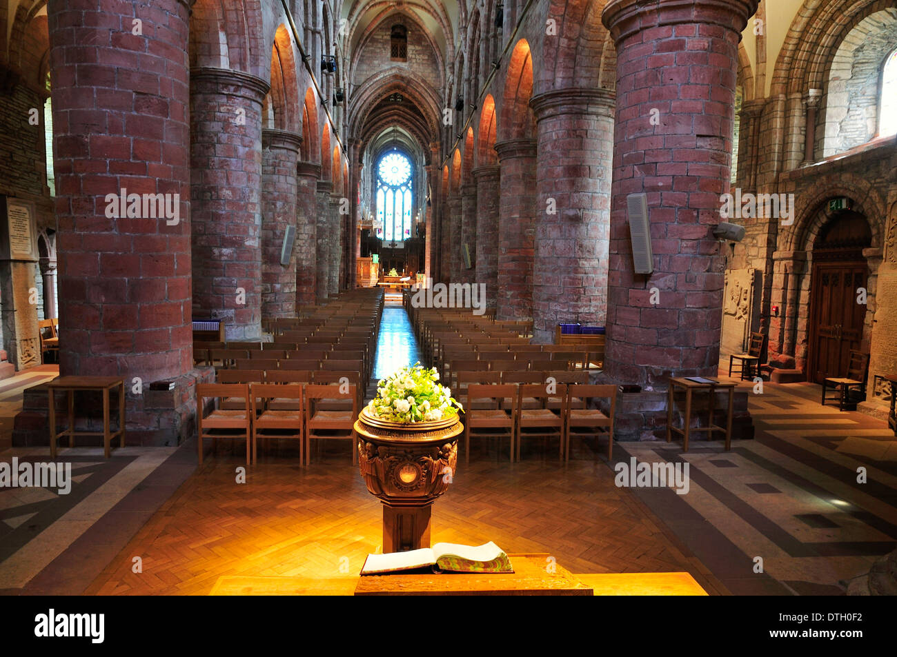 Innenraum der St. Magnus Cathedral, romanisch-normannischen Architektur, 12. Jahrhundert, Kirkwall, Festland, Orkney, Schottland Stockfoto