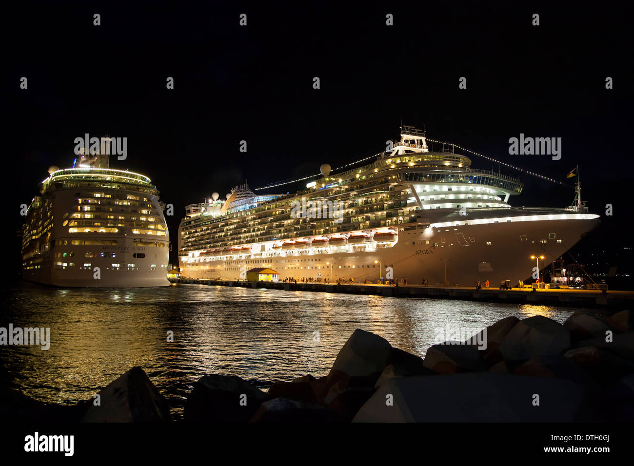 Vorbeifahrende Schiffe in der Nacht Stockfoto